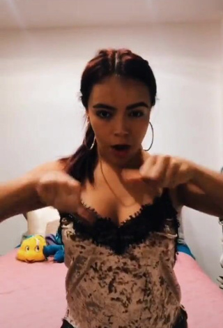 3. Sexy xio_garcia_ Shows Cleavage in Top