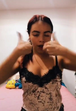 4. Sexy xio_garcia_ Shows Cleavage in Top