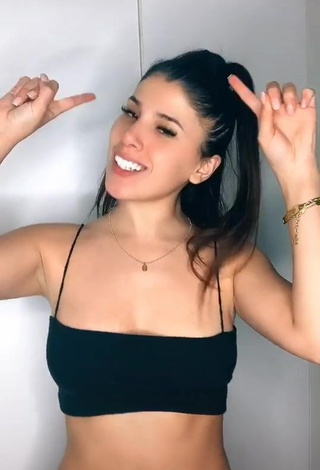 4. Sexy Yahaira Plasencia Shows Cleavage in Black Crop Top