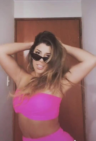 3. Hot Yahaira Plasencia Shows Cleavage in Pink Tube Top