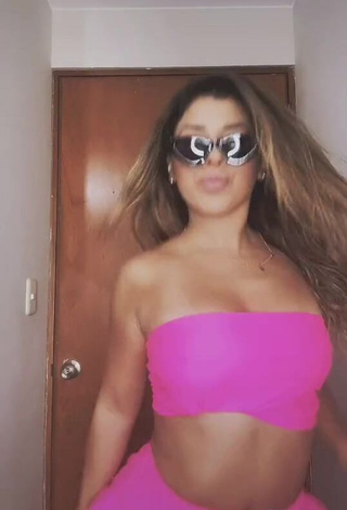 4. Hot Yahaira Plasencia Shows Cleavage in Pink Tube Top