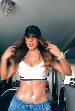 1. Beautiful Yahaira Plasencia Shows Cleavage in Sexy Sport Bra