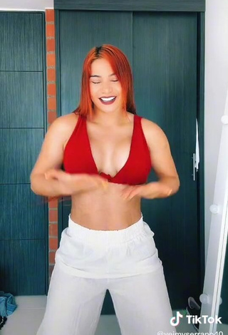 3. Alluring Yeimy Serrano Shows Cleavage in Erotic Red Crop Top (Side Boob)