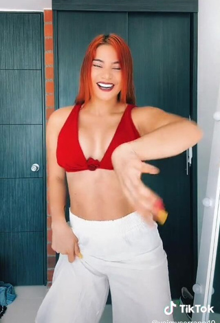 4. Alluring Yeimy Serrano Shows Cleavage in Erotic Red Crop Top (Side Boob)