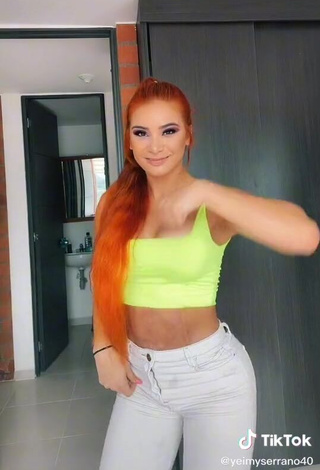 3. Sexy Yeimy Serrano Shows Cleavage in Lime Green Crop Top