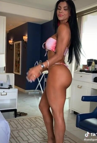 3. Sexy Yesli Gómez Shows Butt (Underboob, Side Boob)