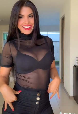 4. Sexy Yesli Gómez Shows Cleavage in Top