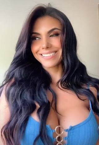 Beautiful Yesli Gómez Shows Nipples without Bra (Side Boob)