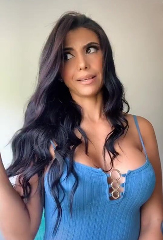 Sweetie Yesli Gómez Shows Nipples without Brassiere (Side Boob)