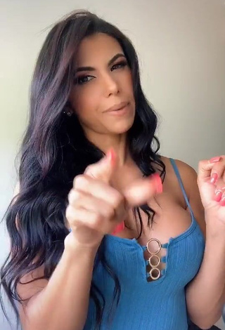 3. Sweetie Yesli Gómez Shows Nipples without Brassiere (Side Boob)