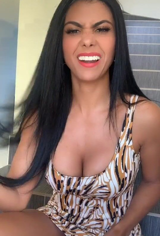 1. Hot Yesli Gómez Shows Cleavage in Dress