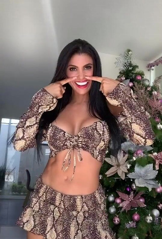 1. Sweetie Yesli Gómez Shows Cleavage in Snake Print Crop Top