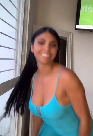 3. Hottie Yesli Gómez Shows Nipples while Twerking (Side Boob)