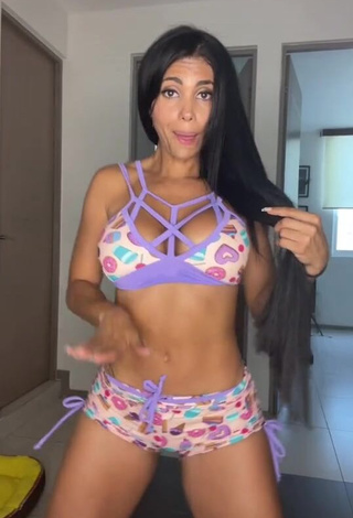 1. Seductive Yesli Gómez Shows Cleavage in Crop Top (Side Boob)