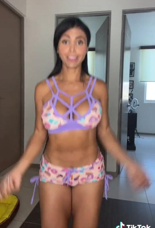 4. Yesli Gómez Looks Cute in Crop Top (Side Boob)