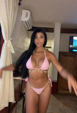 Cute Yesli Gómez Shows Cleavage in Pink Bikini and Bouncing Tits (Underboob)