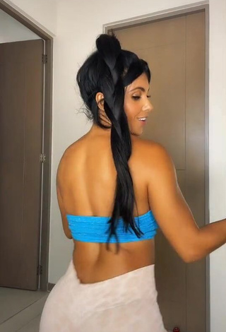 Hot Yesli Gómez Shows Cleavage in Blue Tube Top