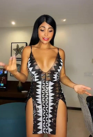 1. Sweet Yesli Gómez Shows Cleavage in Cute Dress (Side Boob)