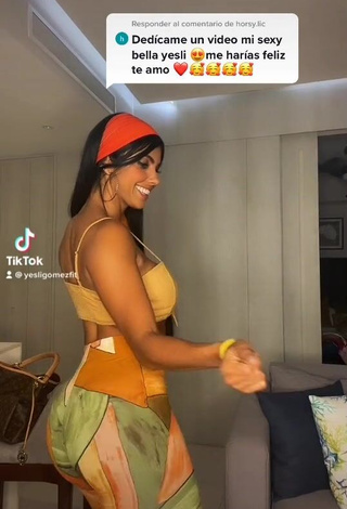 1. Hot Yesli Gómez Shows Cleavage in Crop Top while Twerking