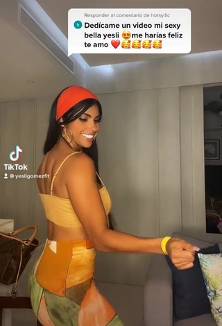 Hot Yesli Gómez Shows Cleavage in Crop Top while Twerking