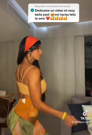 3. Hot Yesli Gómez Shows Cleavage in Crop Top while Twerking