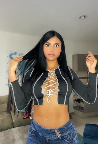 1. Alluring Yesli Gómez Shows Cleavage in Erotic Crop Top (Side Boob)