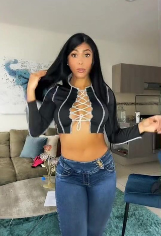 1. Yesli Gómez Looks Beautiful in Crop Top (Side Boob)