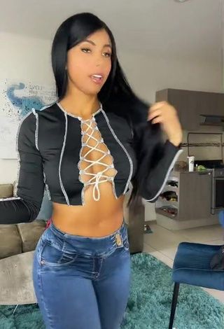 4. Yesli Gómez Looks Beautiful in Crop Top (Side Boob)