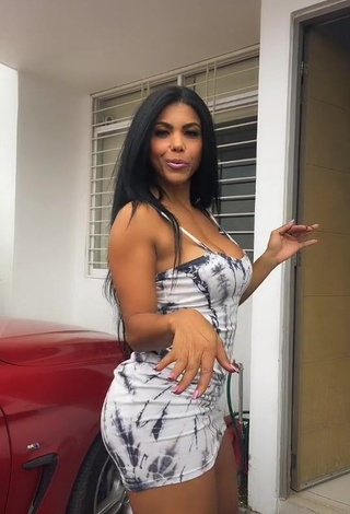 3. Sexy Yesli Gómez Shows Cleavage in Dress