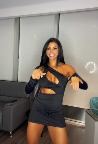 1. Cute Yesli Gómez Shows Cleavage in Black Dress (Underboob)