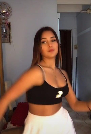 3. Desirable Yess Shows Cleavage in Crop Top and Bouncing Tits