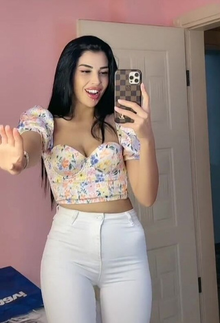 3. Desirable Zekiye Shows Cleavage in Crop Top