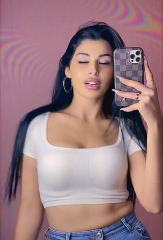 4. Hottie Zekiye Shows Cleavage in White Crop Top