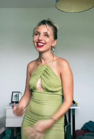 Sexy loanxx Shows Nipples Braless (Side Boob)