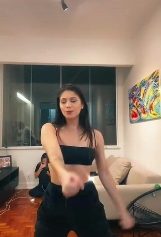 1. Sexy Amanda C Shows Cleavage in Black Crop Top