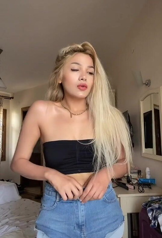 3. Hot aleynabbozz Shows Cleavage in Black Tube Top