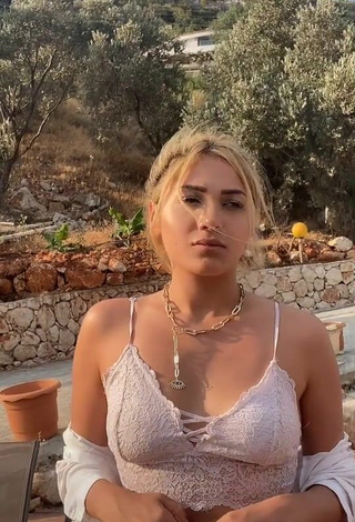 Hot aleynabbozz Shows Cleavage in Crop Top