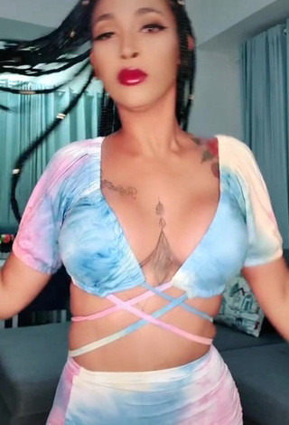 3. Desirable Aliany García Shows Cleavage in Crop Top (Side Boob)