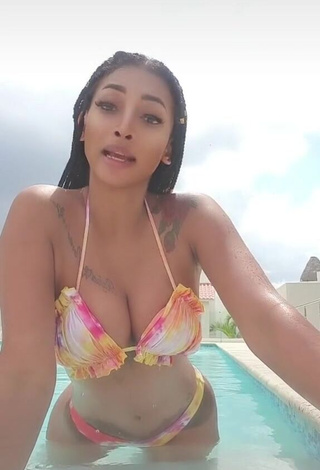 Sexy Aliany García Shows Cleavage in Bikini Top at the Swimming Pool