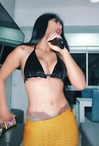 Hot Aliany García in Leggings (Underboob)