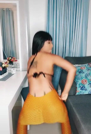 Sweetie Aliany García Shows Butt while Twerking