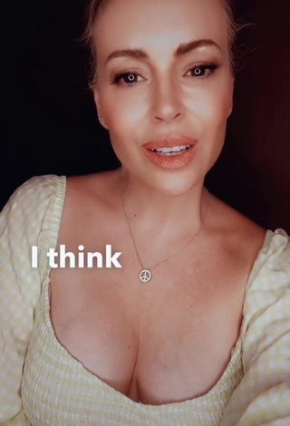 1. Hot Alyssa Milano Shows Cleavage