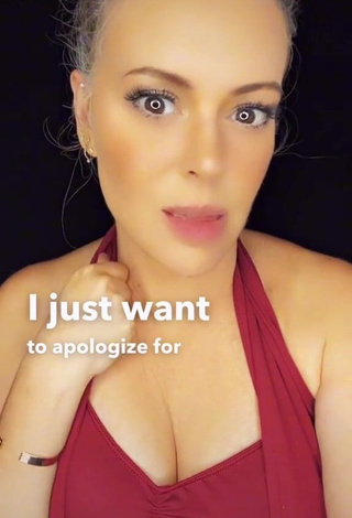 3. Cute Alyssa Milano Shows Cleavage