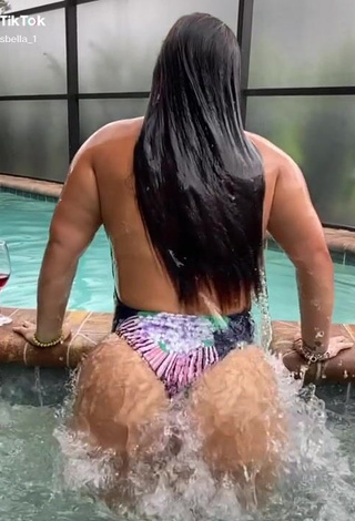 1. Sweetie arysbella_1 Shows Big Butt at the Pool