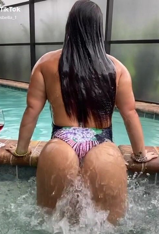 Sweetie arysbella_1 Shows Big Butt at the Pool