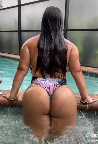 4. Sweetie arysbella_1 Shows Big Butt at the Pool