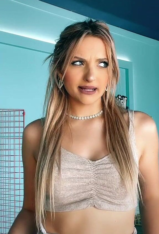 1. Sexy Aurorabaru Shows Cleavage in Crop Top