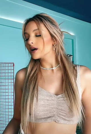 Sexy Aurorabaru Shows Cleavage in Crop Top