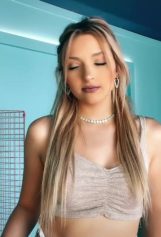 3. Sexy Aurorabaru Shows Cleavage in Crop Top