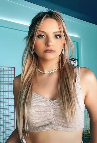 4. Sexy Aurorabaru Shows Cleavage in Crop Top